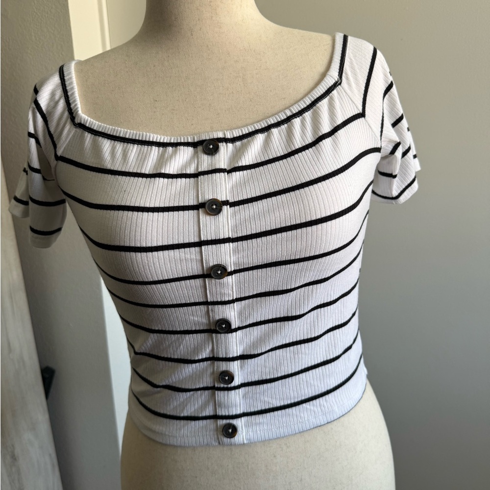 EXPRESS x OLIVIA CULPO Striped faux Button-Up Women's off the shoulder top. 🖤